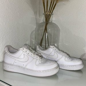 WHITE NIKE AIR FORCE SIZE 7 WOMEN